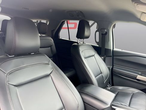 Used 2022 Ford Explorer XLT w/ Equipment Group 202A RWD image 28
