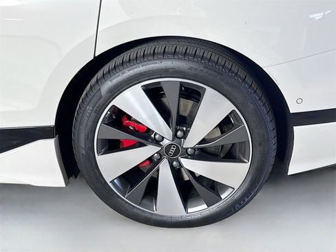 New 2025 Audi S6 e-tron Premium image 31