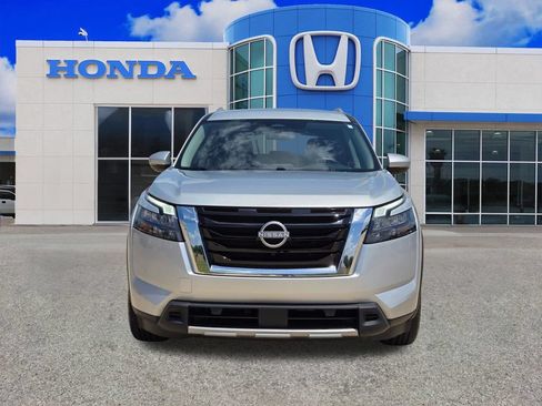 Used 2025 Nissan Pathfinder SL FWD image 8
