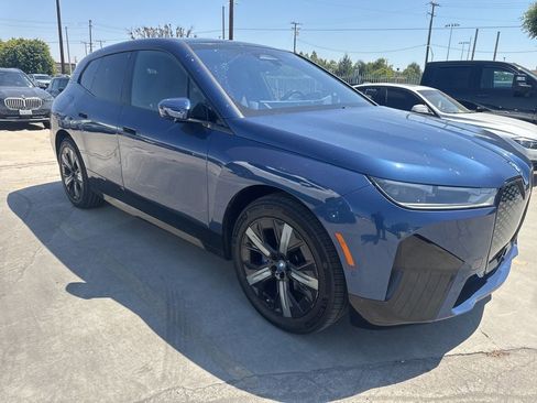 Used 2023 BMW iX xDrive50 w/ Sport Package AWD/4WD image 9