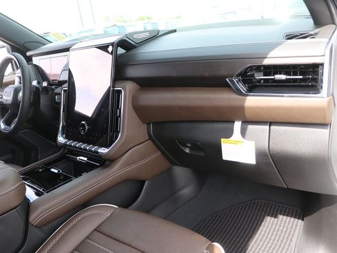 New 2026 GMC Yukon XL Denali Ultimate AWD/4WD image 37