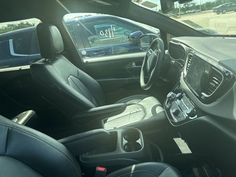 Used 2025 Chrysler Pacifica Select FWD image 10