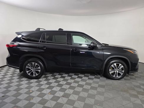 Used 2022 Toyota Highlander XLE AWD/4WD image 8