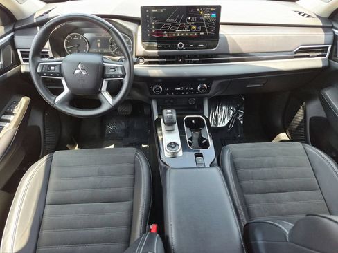 Used 2025 Mitsubishi Outlander SE AWD/4WD image 24