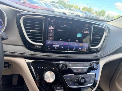 Used 2024 Chrysler Pacifica Limited FWD image 11