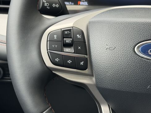 Used 2025 Ford Explorer Active RWD image 32
