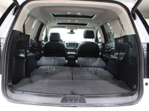Used 2021 GMC Acadia Denali w/ Denali Technology Package AWD/4WD image 16