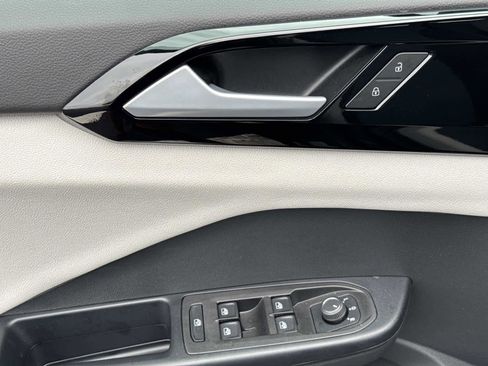 Certified 2025 Volkswagen Taos S image 19