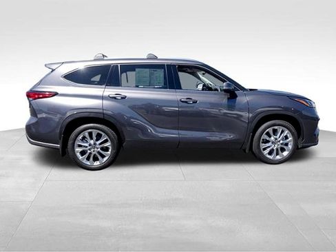 Used 2023 Toyota Highlander Limited AWD/4WD image 2