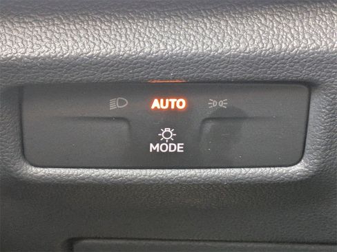 Certified 2025 Volkswagen Tiguan SE image 31