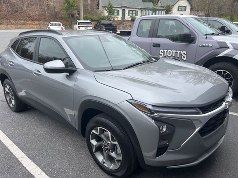 Used 2025 Chevrolet Trax LT w/ Driver Confidence Package image 1