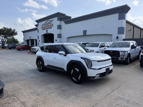 Used 2024 Kia EV9 Light Long Range RWD image 2