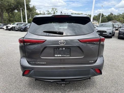 Used 2023 Toyota Highlander XLE FWD image 3