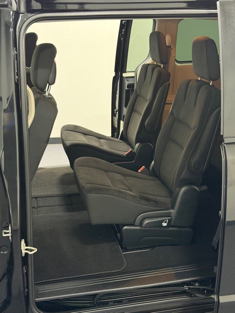 Used 2018 Dodge Grand Caravan SE w/ UConnect Hands-Free Group FWD image 9