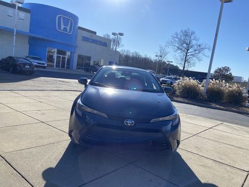 Used 2024 Toyota Corolla LE image 3