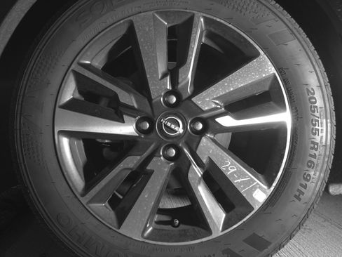 Used 2025 Nissan Versa SV image 12