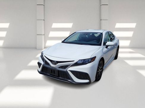 Used 2023 Toyota Camry SE image 1