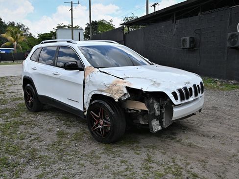 Used 2019 Jeep Cherokee Limited FWD image 2