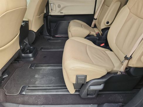 Used 2023 Toyota Sienna Limited FWD image 24