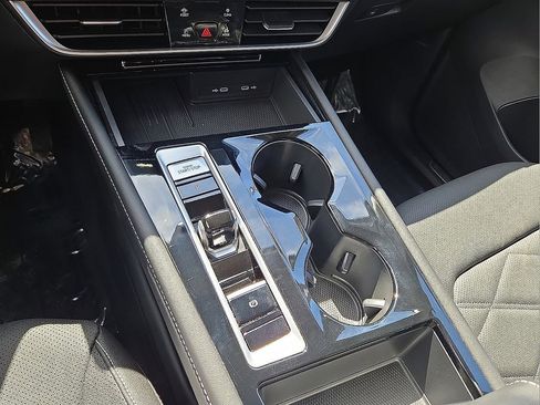 Used 2025 Volkswagen Atlas SE image 30