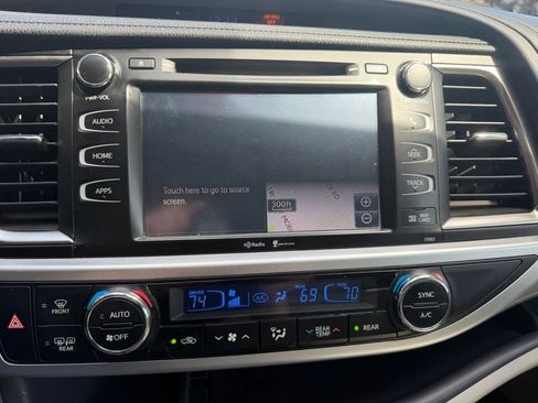 Used 2015 Toyota Highlander XLE AWD/4WD image 12