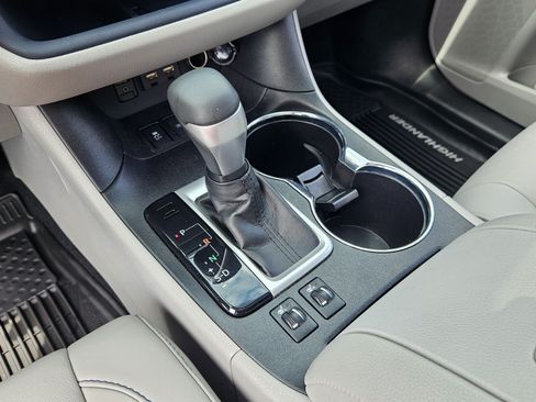 Certified 2019 Toyota Highlander XLE FWD image 19