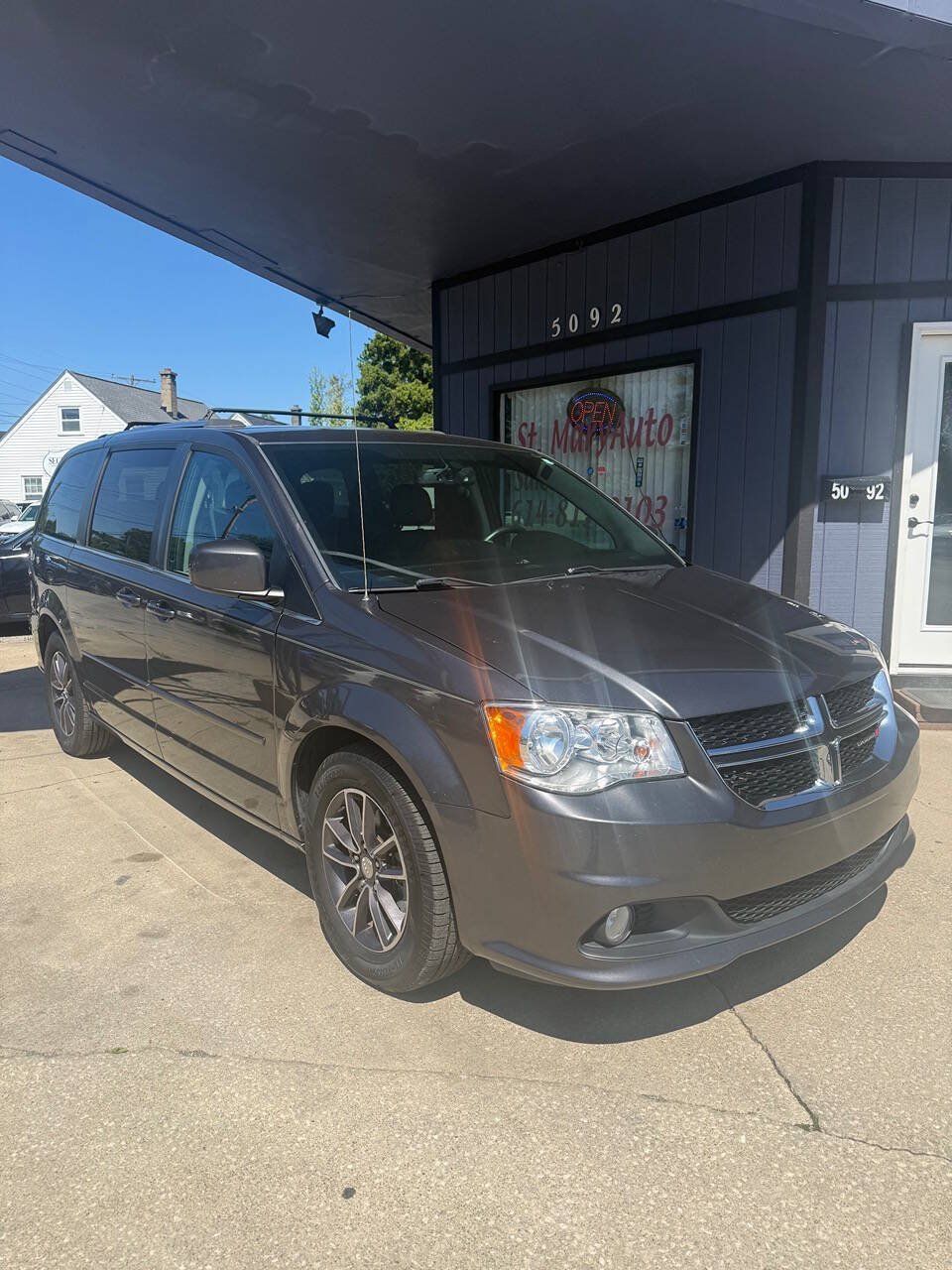 Used 2017 Dodge Grand Caravan SXT FWD image 1