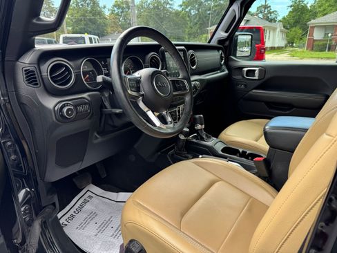 Used 2018 Jeep Wrangler Unlimited Sahara w/ Dual Top Group AWD/4WD image 11