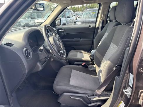 Used 2017 Jeep Patriot Latitude AWD/4WD image 10