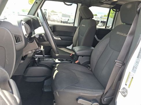 Used 2017 Jeep Wrangler Unlimited Sahara w/ Connectivity Group AWD/4WD image 14