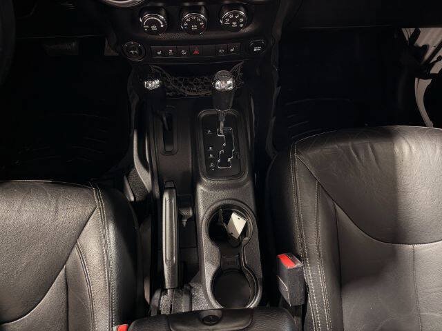 Used 2015 Jeep Wrangler Unlimited Rubicon w/ Connectivity Group AWD/4WD image 20