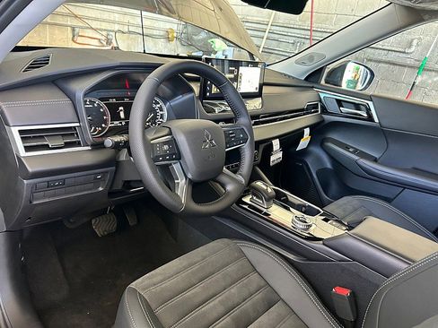 New 2025 Mitsubishi Outlander SE image 18