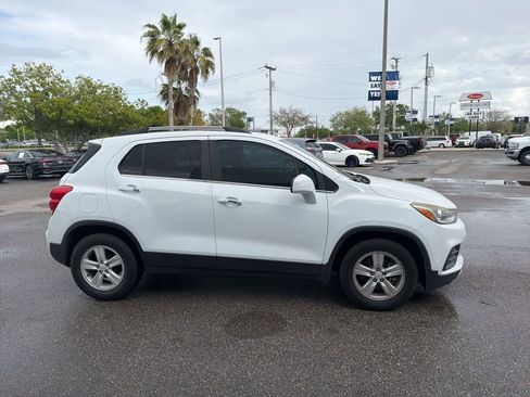 Used 2017 Chevrolet Trax LT w/ LT Convenience Package image 4