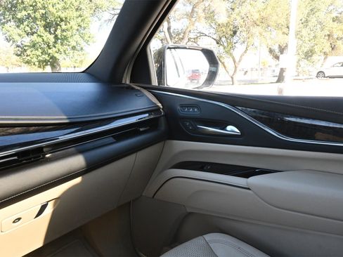 Used 2023 Cadillac Escalade Premium Luxury image 8