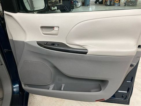Used 2011 Toyota Sienna LE image 25