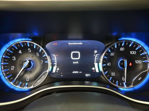 Used 2024 Chrysler Pacifica Touring-L FWD image 12