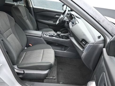 Used 2025 Nissan Rogue SV image 9