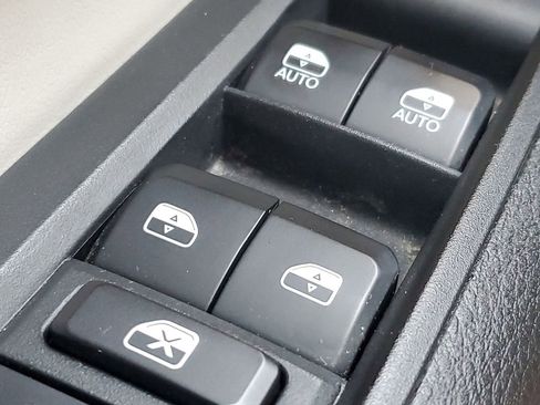 Used 2023 Jeep Compass Limited image 33