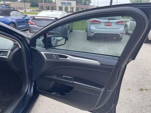 Used 2020 Ford Fusion SE FWD image 13