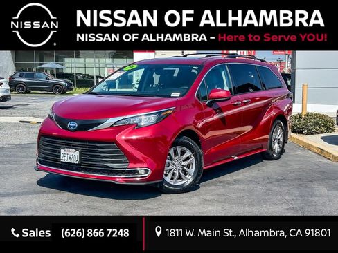 Used 2024 Toyota Sienna XLE w/ XLE Plus Package FWD image 1
