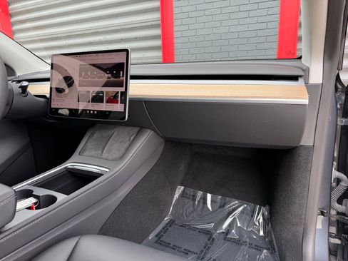 Used 2023 Tesla Model Y AWD image 20
