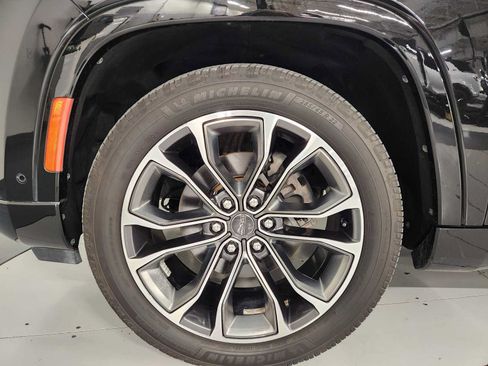 Used 2022 Jeep Grand Wagoneer Series III AWD/4WD image 13