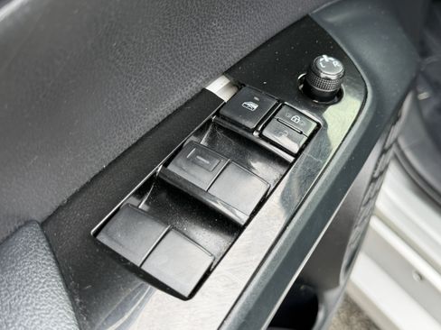 Used 2022 Toyota Prius L Eco FWD image 14