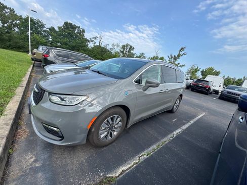 Used 2021 Chrysler Pacifica Touring-L FWD image 10