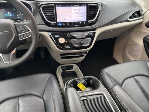 Used 2024 Chrysler Pacifica Select image 25