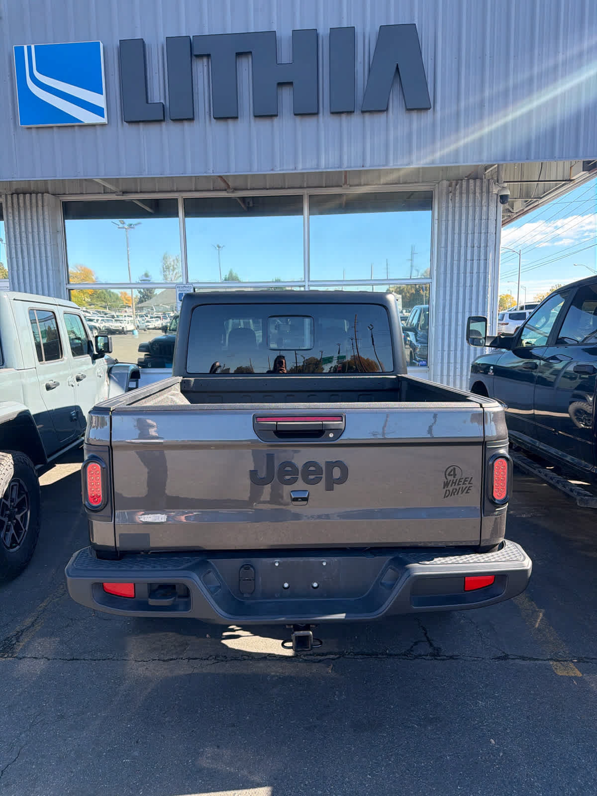 Used 2023 Jeep Gladiator Sport AWD/4WD image 7