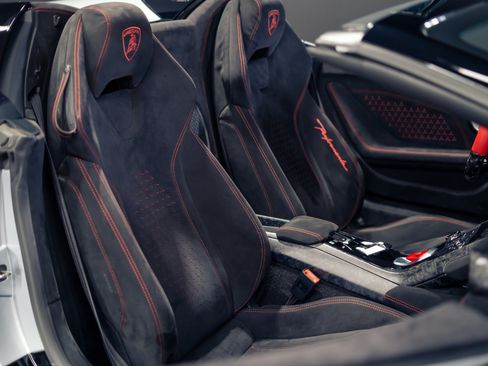 Used 2018 Lamborghini Huracan Performante AWD/4WD image 10
