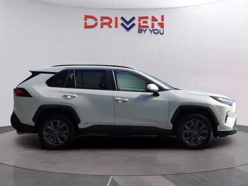 Used 2022 Toyota RAV4 XLE Premium AWD/4WD image 6
