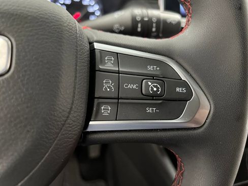Used 2025 Jeep Compass Trailhawk AWD/4WD image 39