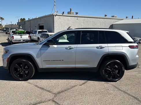 Used 2023 Jeep Grand Cherokee Altitude AWD/4WD image 4